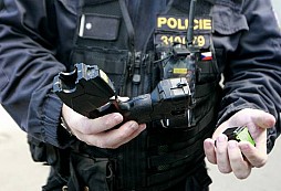 POLICIE ČR: zásah proti sebevrahovi (použití taseru)