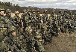 Vojenští nováčci podstupují ve Vyškově náročný výcvik aneb bolest a zima je jen v hlavě