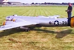Kdo si hraje, nezlobí! Největší RC model bombardéru B-29 na světě