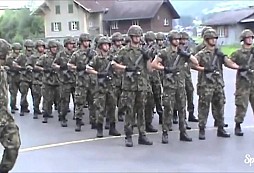 Co mají společného švýcarští vojáci a skupina Queen? Tohle video se stává senzací internetu