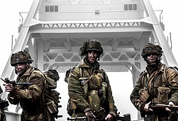 Nový britský film Pegasus bridge aneb když osudy tisíců závisely na pár stovkách statečných