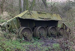Zbytek ruského druhoválečného tanku u Hrabětic včetně ostatků vojáka konečně zachráněn