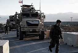 Čeští vojáci patrolují kolem základny Bagrám dvakrát denně