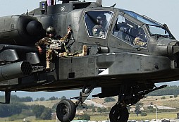 Britští mariňáci se přivázali k bojovému vrtulníku AH-64 Apache a vrátili se pro padlého kamaráda