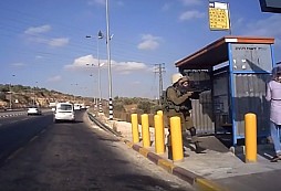 Palestinská žena zaútočila nožem na izraelské vojáky, což mělo velmi rychlý konec