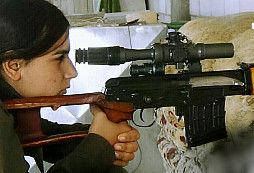 Když se kurdská odstřelovačka vysměje smrti přímo do tváře...