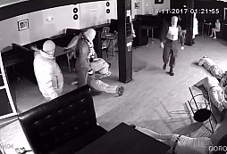 Nekompromisní zásah ruské policie v tanečním klubu