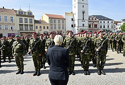 Stát vás potřebuje, povzbuzovala přísahající nováčky ve Vyškově ministryně Šlechtová