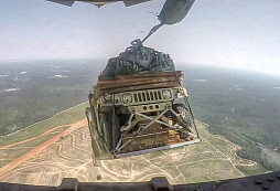 Americký voják odstřihl vojenské Humvee aneb bombardování místo zásobování