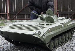 Model BVP-1 s hmotností 160 kg? To už je fakt hračka pro velký kluky!