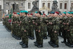 Počet vojáků se má zvýšit skoro o třetinu. Armáda jich chce mít až 30 tisíc