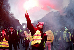 Válka za levnější benzín - policisté vs. ,,žluté vesty"