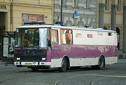 Proč má vězeňský autobus po obvodu typický fialový pruh a jak vypadá vnitřní prostor pro převážení vězňů