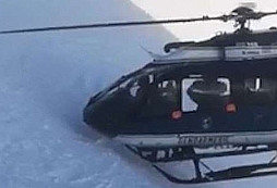 Neuvěřitelný kousek předvedl policejní pilot při záchraně lyžaře ve francouzských Alpách