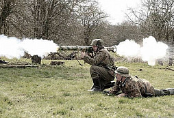 Druhoválečná raketová protitanková tarasnice Panzerschreck dokázala prorazit až 230 mm silný pancíř