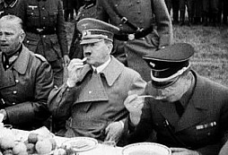 Nechutný společník Adolf Hitler - při jídle mlaskal, dloubal se v nose a okusoval si nehty