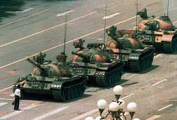Masakr na náměstí Nebeského klidu a neznámý muž s taškami, který se postavil tankům