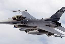 Na Floridě se prodává několik zcela funkčních stíhacích letounů F-16, každý si je ale koupit nemůže