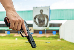 Student střední školy byl dočasně vyloučen kvůli rekreační střelbě pod dozorem své matky