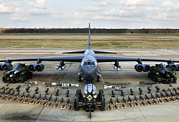 Legendární americké bombardéry B-52 by měly díky modernizacím sloužit až sto let