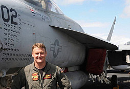 Stíhačka vojenského námořnictva USA "ozdobena" symbolem potvrzujícím sestřel syrského letadla