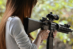 Těhotná žena zastavila zloděje pomocí své pušky AR-15