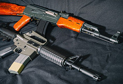 AK vs AR – Parta nadšenců do zbraní vám ukáže hlavní výhody a nevýhody obou zbraní