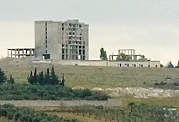 Ruská raketa zcela zničila vícepatrový hotel v severozápadní Sýrii, kde přebývaly desítky teroristů