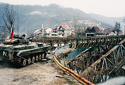Otoka 1996: Jen pár týdnů po příjezdu do Bosny a Hercegoviny čekal české vojáky nejtvrdší křest