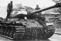 Za celoživotní úspory si koupili tank IS-2, aby mohli bojovat proti Němcům