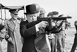 Facebook zablokoval několik účtů po tom, co lidé sdíleli fotku Churchilla s Thompsonem v ruce
