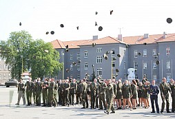 Slavnostní vyřazení absolventů vojenského studia Univerzity obrany