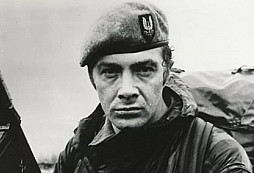 Lewis Collins alias Bodie z Profesionálů byl voják, milovník zbraní a vystudovaný kadeřník