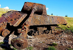 Zapomenutý hřbitov tanků uprostřed hor v Chorvatsku