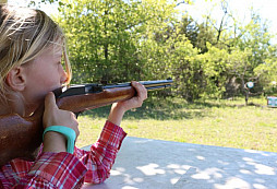 Poznejte "dceru Johna Wicka", sedmiletou holčičku, která střílí jako profík