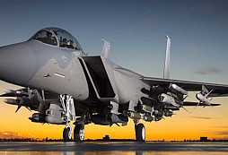 První víceúčelový bojový letoun Boeing F-15EX Eagle oficiálně vstoupil do služby