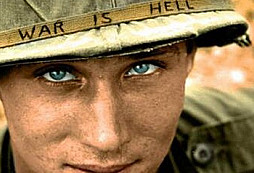 Válka je peklo: Ikonická fotografie a citát, který vstoupil do dějin