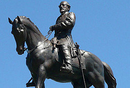 Nedají si pokoj – socha generála Roberta E. Leeho v Richmondu ve Virginii byla odstraněna
