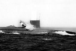 V 50. letech vznikl v USA šílený nápad – postavit ponorkovou letadlovou loď. Piloti měli přistávat vertikálně
