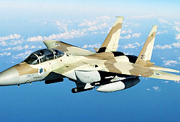 F-15 izraelského letectva bezpečně přistál jen s jedním křídlem - pilota degradovali a hned zase povýšili