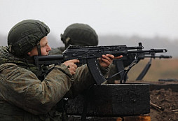 Ruští mírotvůrci obdrželi nové „superkalašnikovy“ AK-12