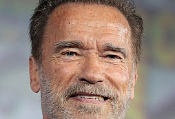 Arnold Schwarzenegger daroval 25 malých domků válečným veteránům, kteří žili na ulici