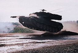 Německý tank Leopard 2 si poradí v těžkém terénu a umí i „skákat“