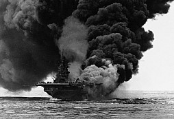 Letadlová loď USS Bunker Hill přežila zásah bombou i vražedný útok kamikaze