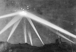1942: „Velký nálet“ na Los Angeles – ztráty na životech způsobily fámy a panika