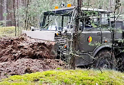 Tatra 813 8x8 s buldozerovou radlicí a její urputná síla