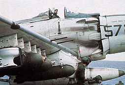 Američané oslavili shození 6 milionů liber bomb na Severní Vietnam svérázně – kapitán USS Midway nevěřil vlastním očím
