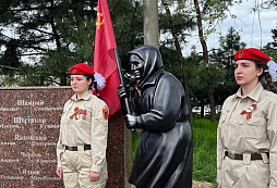 "Babuška Z" prohlašuje, že Rusové z ní vztyčením její sochy udělali "zrádkyni"