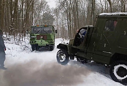 TATRA vyprošťuje vozidlo PRAGA V3S z hlubokého sněhu