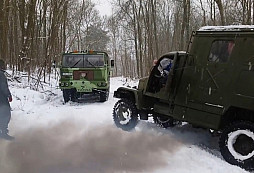 TATRA vyprošťuje vozidlo PRAGA V3S z hlubokého sněhu